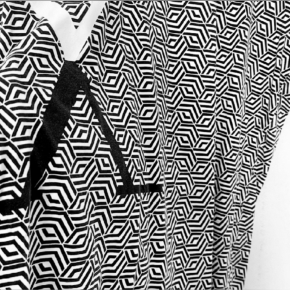 Versace Italia White/Black Geo Print - Picture 8 of 11